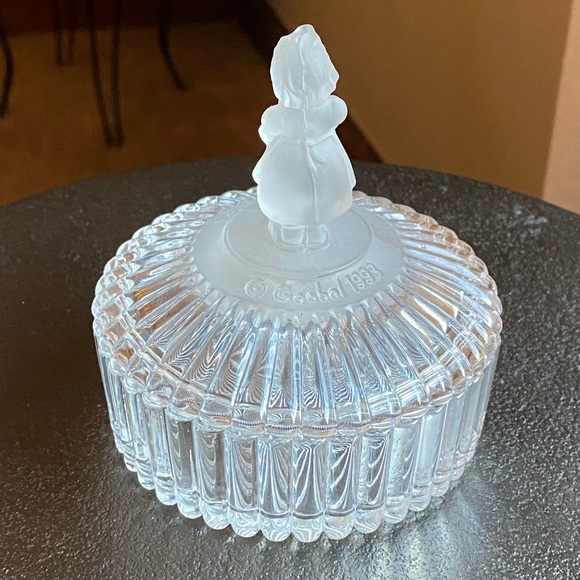 Avon M.J. Hummel “For Mother” Girl Holding Flowers Crystal Trinket Box with Lid - Picture 5 of 8